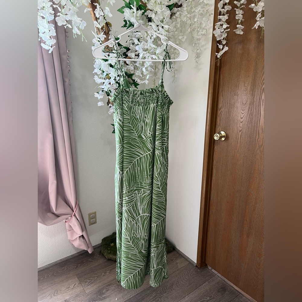 Lost + Wander Green and White Maxi Dress 🌴